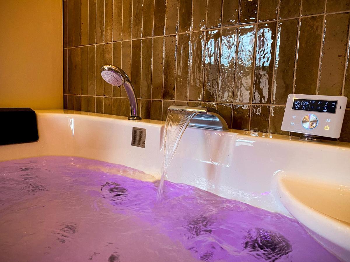 Love Room Suite Bali - Auray En Bretagne Brech Екстериор снимка